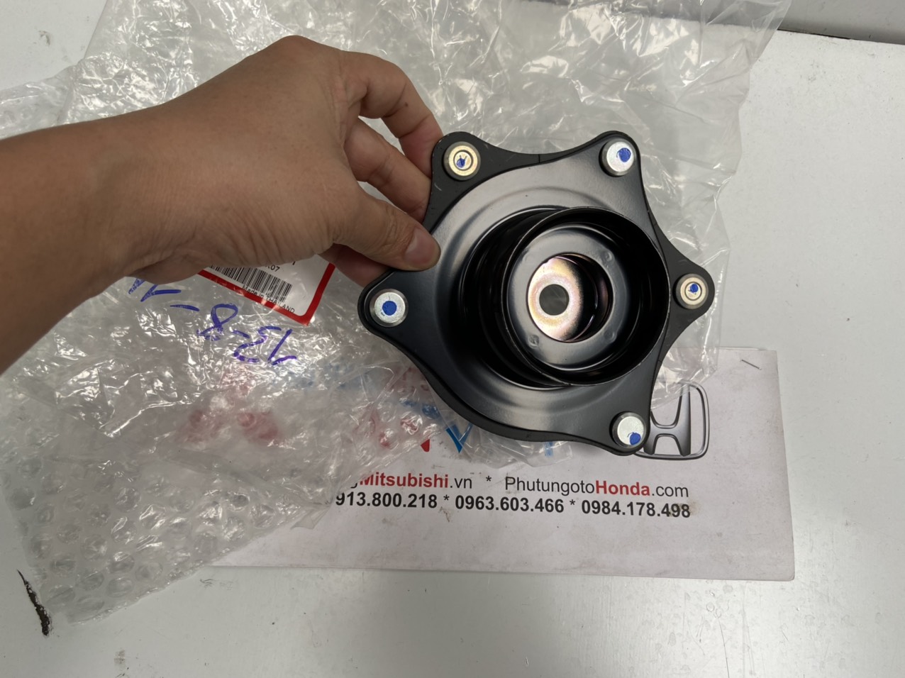 Bát bèo giảm xóc xe Honda CRV 2011